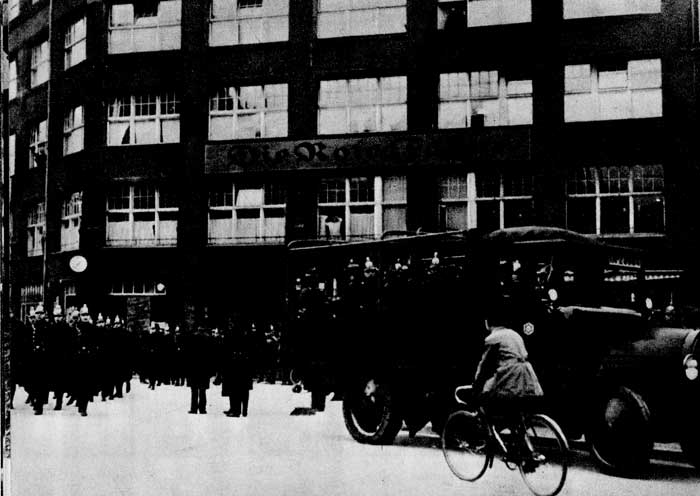 Разгром фашистской полицией типографии газеты КПГ  'Роте Фане'. Берлин, 1933 г.
