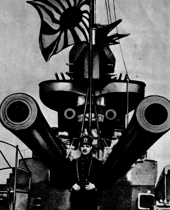  Японский милитаризм угрожает. Главнокомандующий японским флотом вице-адмирал Такахаси на фоне тяжелых орудий крейсера 'Яманири'. 1935 г. 