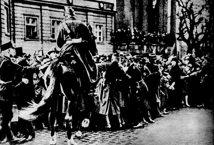 Полиция расчищает дорогу в рейхстаг фашистским депутатам. 1933 г.