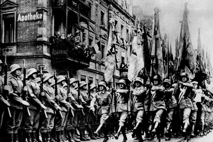 Знамена старой кайзеровской армии проносят по улицам Нюрнберга накануне съезда гитлеровцев. 1935 г.