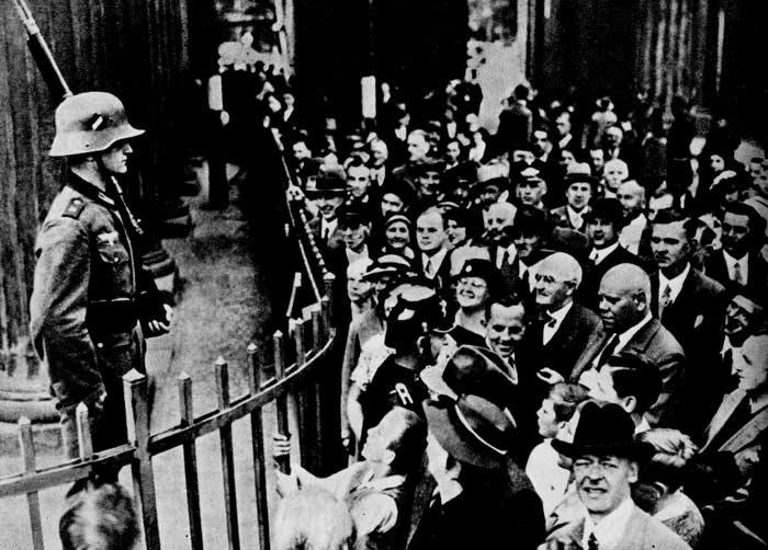 К восторгу немецких обывателей фашистский солдат поставлен там же, где стоял солдат кайзера, 'на старом карауле' в центре Берлина. 1935 г.