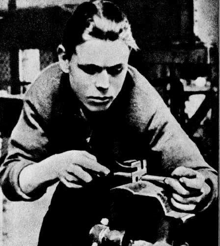 Изготовление фашистской свастики - экзамен на получение производственного разряда. 1934 г.