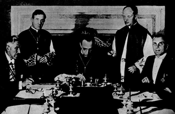 Союз церкви с фашизмом. Государственный секретарь Ватикана Пачелли (впоследствии папа Пий XII) подписывает конкордат с гитлеровским правительством. Ватикан. 1933 г.