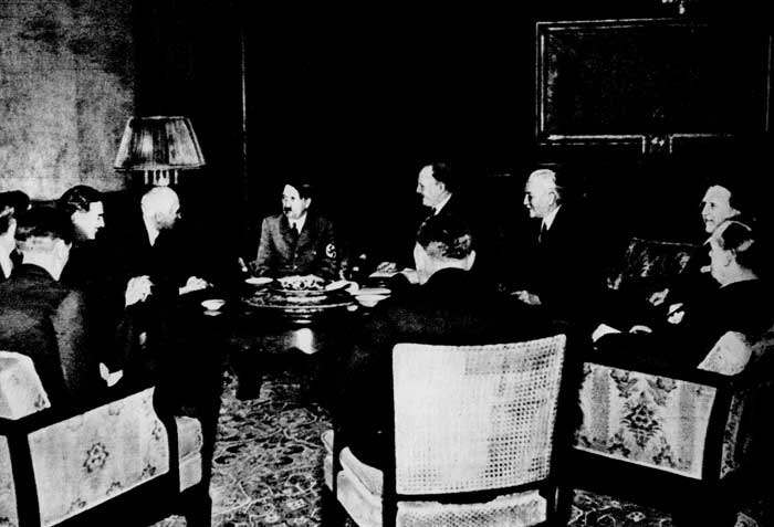 Британские политические деятели Д. Саймон и А. Иден ведут переговоры с Гитлером. 1935 г.