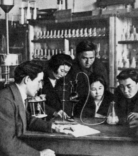 Студенты Казахского государственное университета на занятиях. Алма-Ата. 1934 г. 