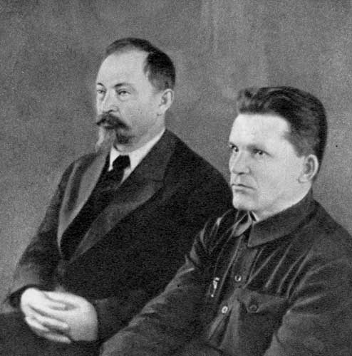 Ф. Э. Дзержинский (слева) и С. М. Киров в зале заседаний XIV партконференции, 1925 г. 