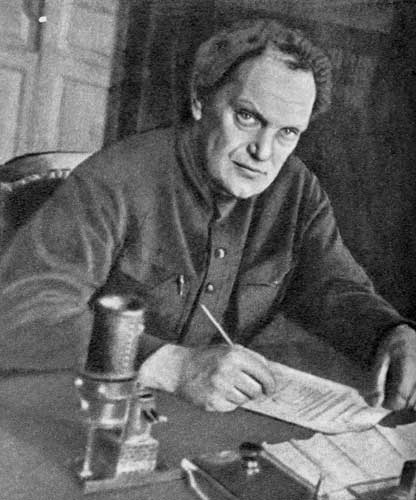 Председатель ВСНХ СССР В. В. Куйбышев в своем рабочем кабинете. 1935 г. 