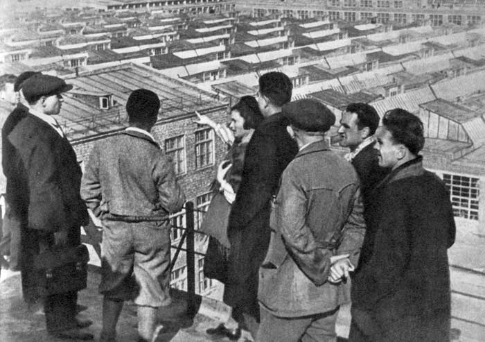  Делегация германских рабочих осматривает Харьковский тракторный завод. 1931 г. 