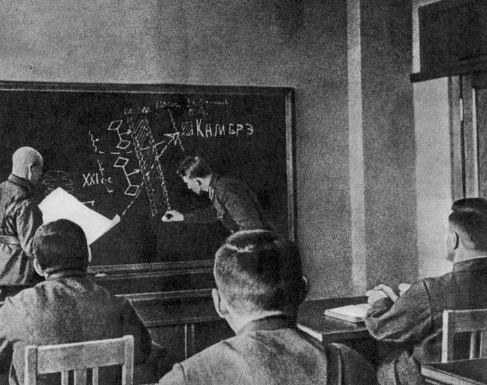 На занятиях в Военной академии имени М. В. Фрунзе. 1934 г. На тактических учениях. 1933 г. 