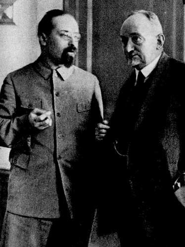 Г. В. Чичерин (справа) беседует с Л. М. Караханом. Москва. 1930 г. 