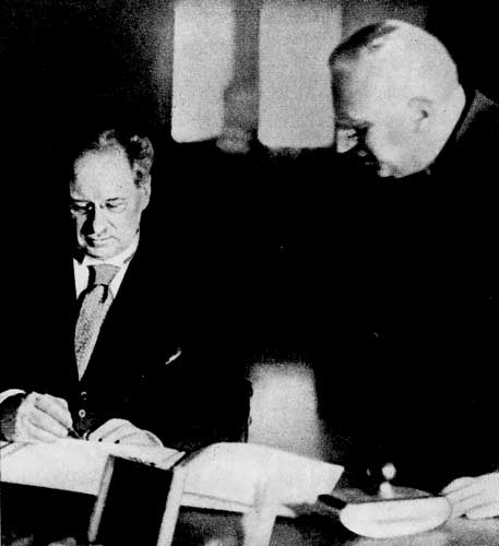 В. П. Потемкин подписывает торговый договор СССР с Италией. 1929 г.