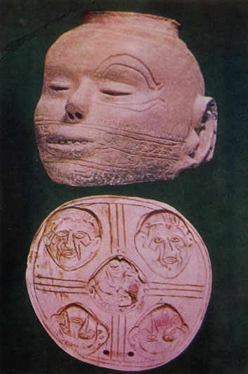 Кувшин, изображающий голову (найден в штате Арканзас) и резное украшение - амулет из раковины (найдено в штате Оклахома)