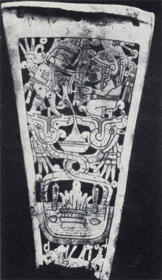 Подвеска с изображением мифологической сцены, вырезанная из раковины. Хуастекская культура