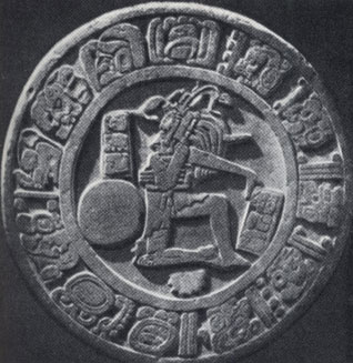 Диск, изображающий игрока (ритуальная игра в мяч). Ряд иероглифов заканчивается датой, соответствующей нашему 590 году. Майяская культура 
