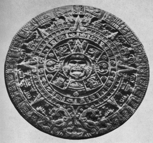 Знаменитый календарный камень, который, вероятно, украшал главное теночтитланское святилище. На нем изображены знаки двадцати ацтекских дней, четырех 'Солнц' - эпох, которые им предшествовали, и два бирюзовых змея - символы дневного неба