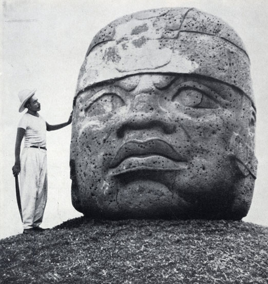 Одна из многотонных гигантских голов, найденных в Ла-Венте. Ольмекская культура