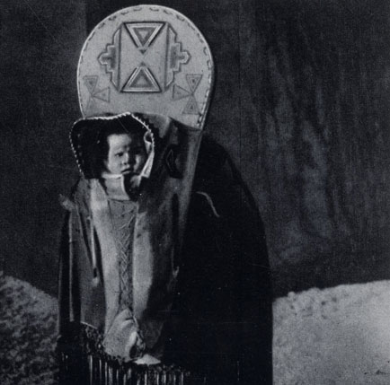 Дети североамериканских индейцев и поныне 'путешествуют' в особой 'колыбели' на материнской спине
