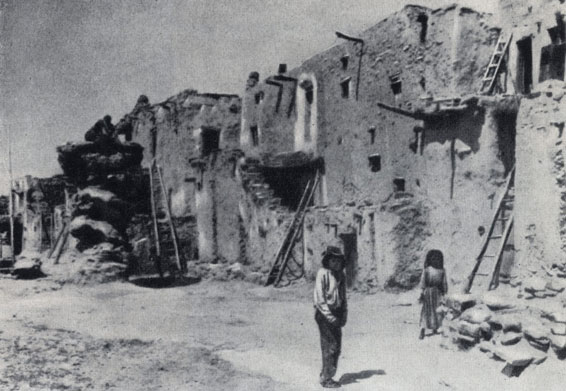 Деревня индейцев хопи (штат Аризона). Снимок дает представление об убожестве жилищ и нищете индейцев