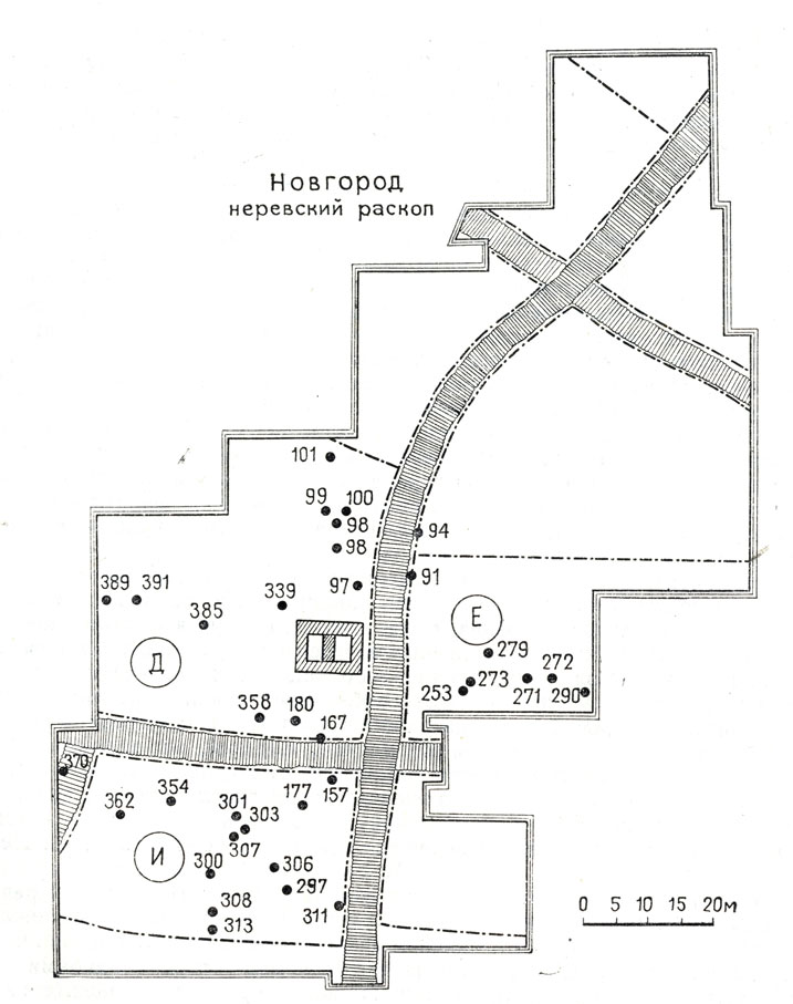 На плане Неревского раскопа помечены места находок берестяных грамот, адресованных членам семьи Мишиничей-Онцифоровичей. Бросается в глаза их концентрация на трех усадьбах