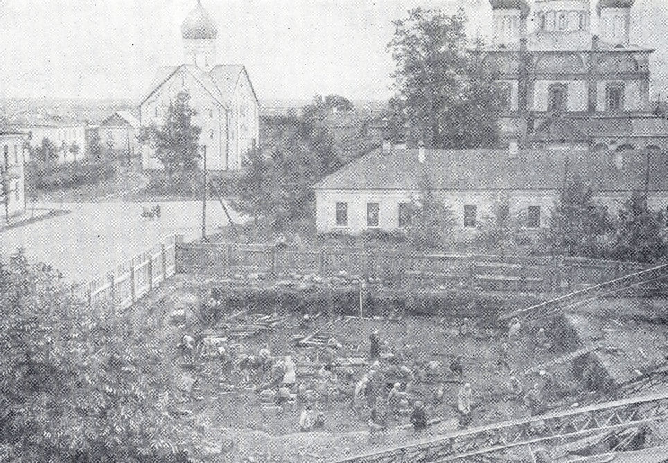 Вид с запада на участок Ильинского раскопа. На заднем плане церковь Спаса на Ильине улице XIV века, справа Знаменский собор XVII века