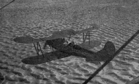 Под крылом самолета гигантское море песка