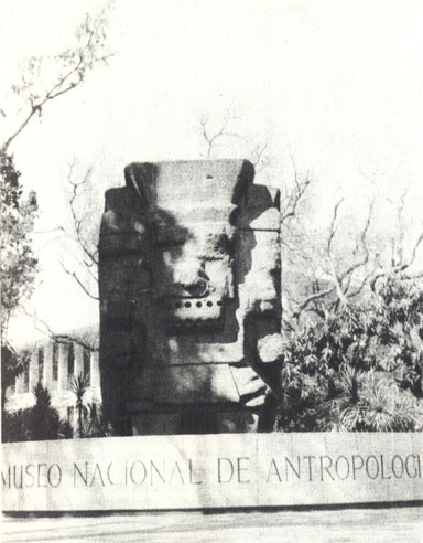 Вход в музей в городе Мехико охраняет исполинская каменная индейская богиня 
