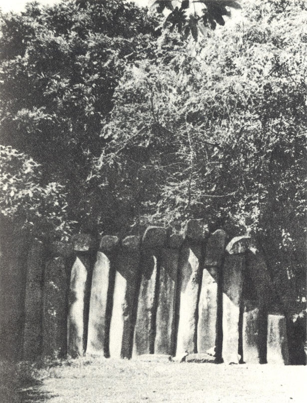 'Мавзолей правителей' ('Могила трех старцев') в Ла-Венте в виде ряда базальтовых колонн