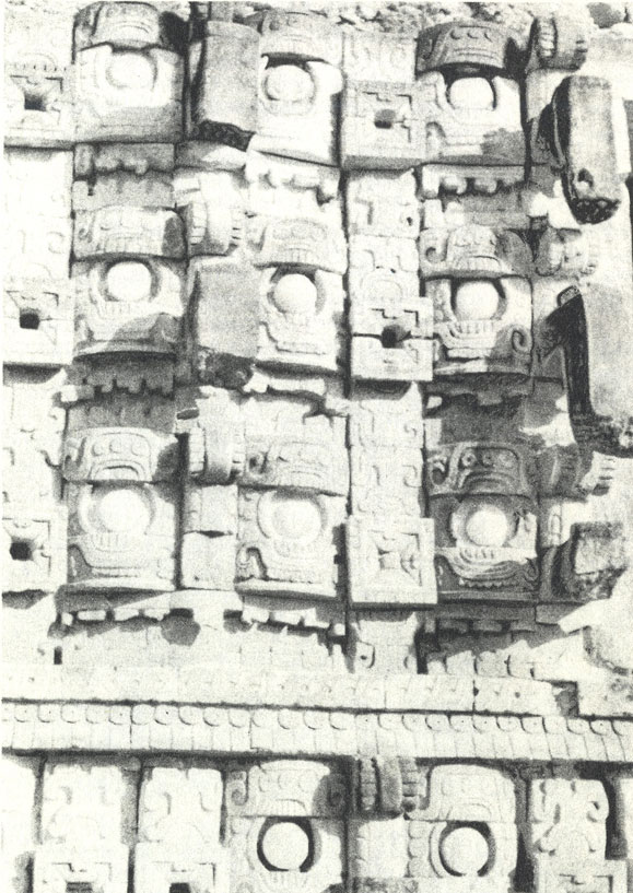 Коц-пооп - 'Дворец тысячи масок' в Кабахе. Деталь фриза, образуемая масками Чака 