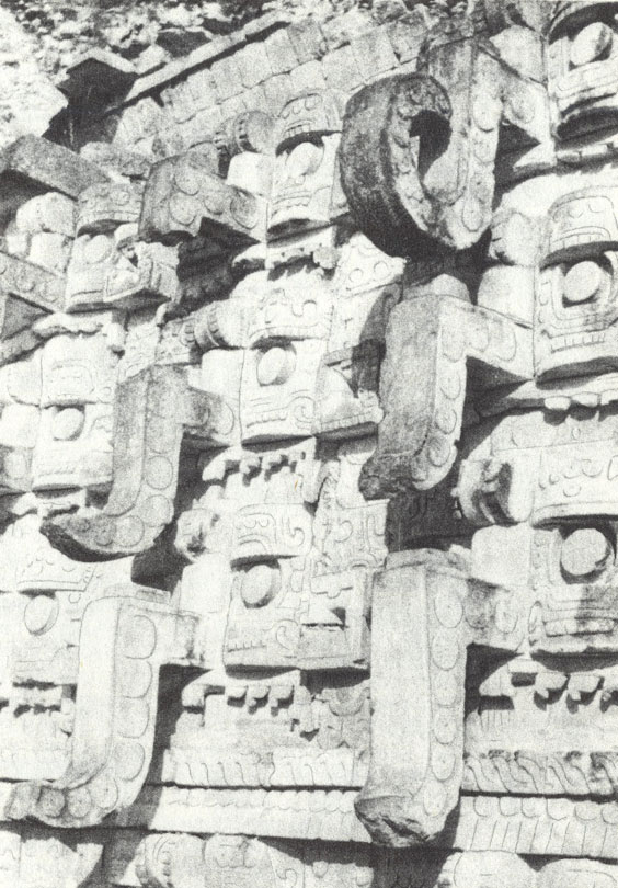 Огромные каменные носы, украшающие маски бога Чака во 'Дворце тысячи масок', похожи на слоновьи хоботы