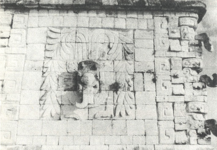 Голова бога Тлалока, выступающая из барельефа пасти 'Пернатого змея' в майяско-тольтекском 'Храме воинов'