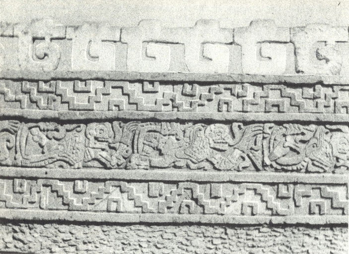 Стена в тольтекской Туле, украшенная изображениями орлов и ягуаров