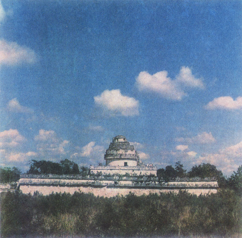 Обсерватория в Чичен-Ице - так называемая 'Караколь' ('Улитка'). Несущая стена первого этажа отделена от следующего уступа мощной атадурой 