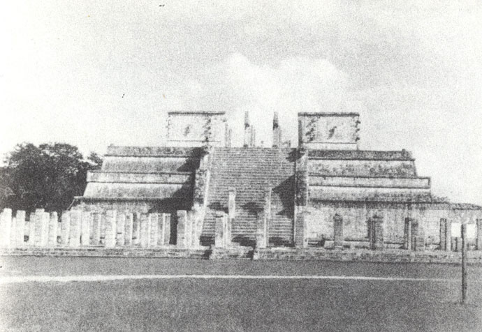 Общий вид 'Храма воинов', раскопанного Эрлом Моррисом. На переднем плане одна из колоннад храма