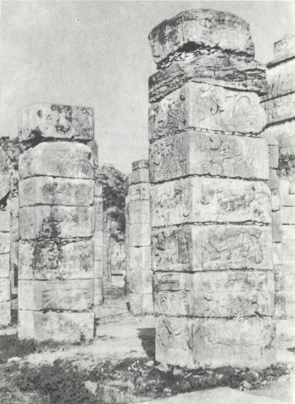 Одна из колоннад в комплексе 'Храма воинов', украшенная портретами тольтекских воинов
