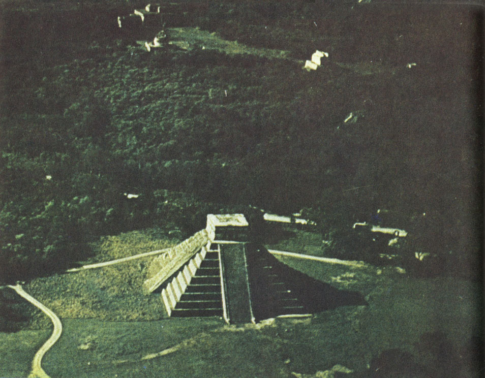 Вид с борта нашего «бичкрафта» на тольтекско-майяскую часть Чичен-Ицы. Слева - «Пирамида «Пернатого змея», справа за крылом - «Храм воинов» с колоннадами 