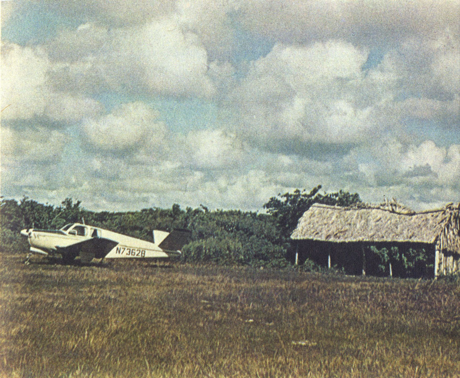 Самолет экспедиции на одном из лесных аэродромов на востоке Кинтана-Роо