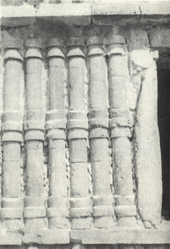 Сайильский дворец. Деталь фриза - полуколонны; в верхней, средней и нижней части использованы элементы так называемой атадуры 