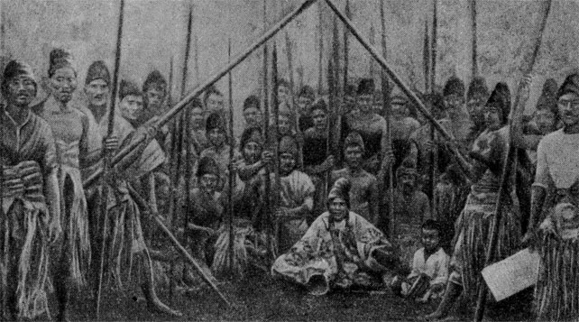 Атауанцы в боевых шлемах; в середине женщина-вождь Паруа-арики 