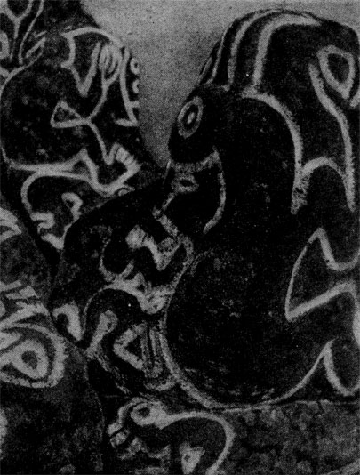 Покрытые резьбой скалы в Оранго с изображением человека-птицы, который держит яйцо