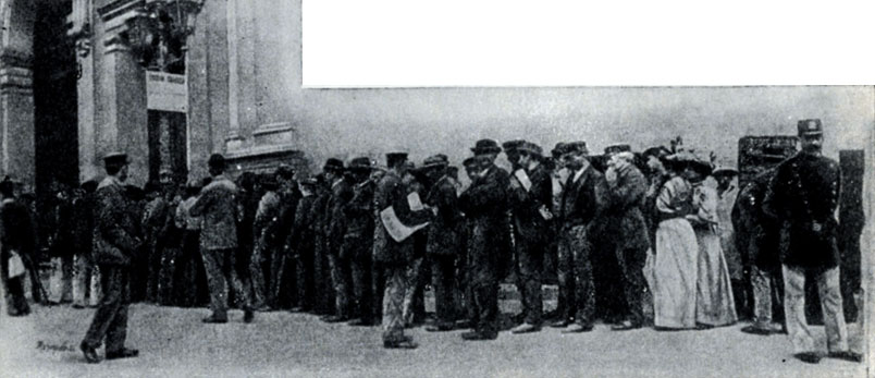 Очередь подписчиков на китайский заем перед банком «Лионский кредит». Фотография.  1895 г.