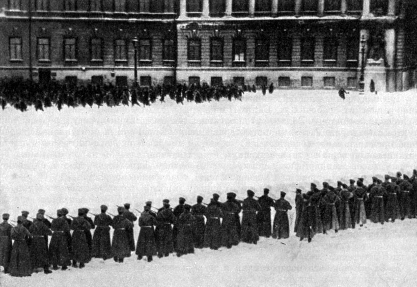 Расстрел демонстрантов на Дворцовой площади 9 января 1905 г. Фотография.