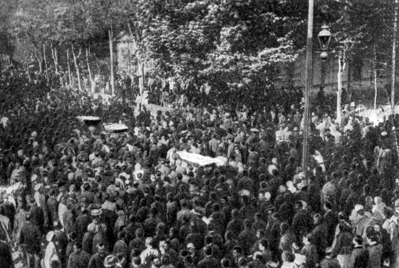 Демонстрация в Ташкенте во время похорон убитых рабочих. Фотография. Октябрь 1905  г.