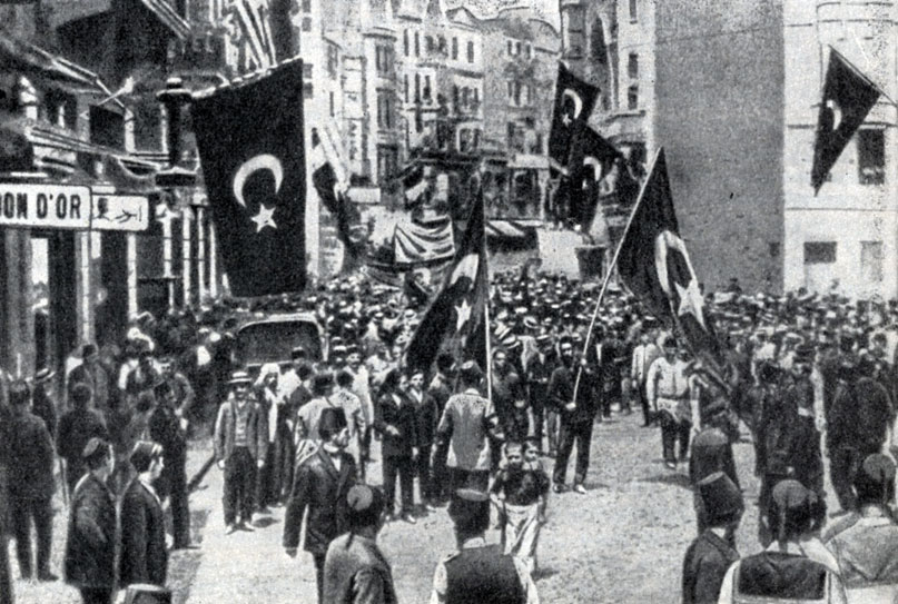 Манифестация в Стамбуле в июле 1908 г. по случаю   провозглашения конституции. Фотография.