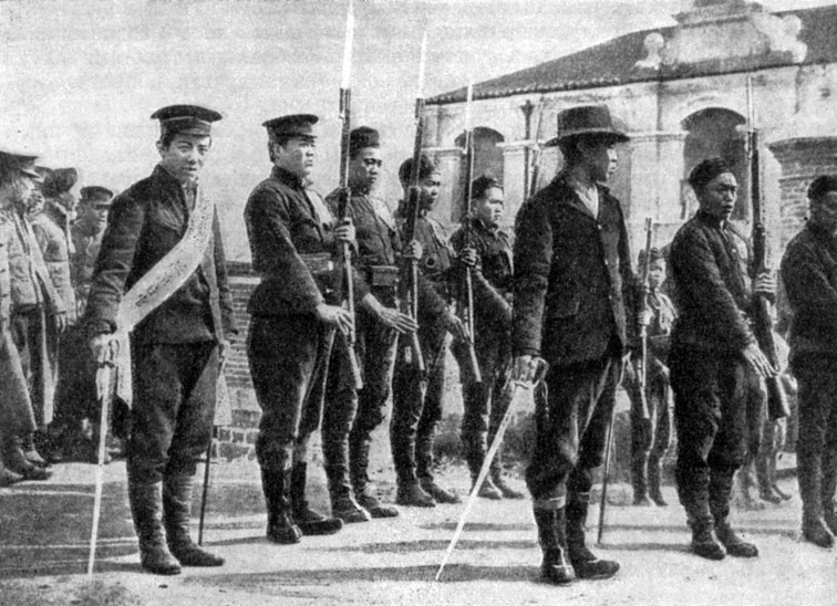 Солдаты и офицеры   революционной армии. Фотография.  1911 г.