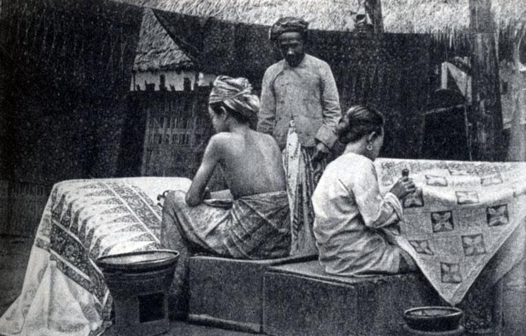 Выделка батика.  Ява. Фотография. 1915 г.