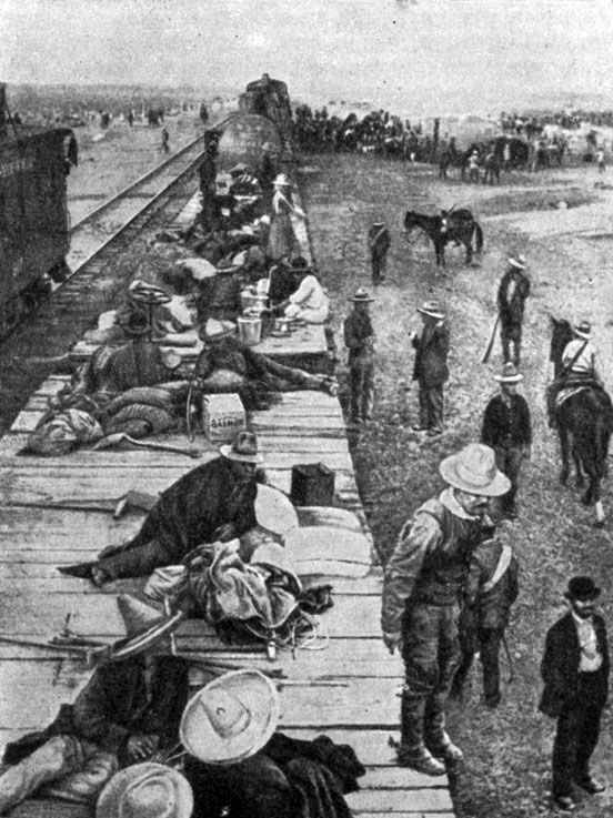 Поезд с повстанцами, раненными в сражении при Сьюдад-Хуаресе. Фотография. 1913 г.
