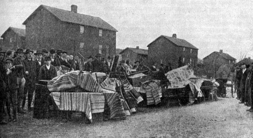 Выселение семей забастовщиков из фабричных домов. Район Ньюкасла. Фотография. 1902  г.
