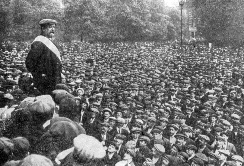 Митинг бастующих портовых и транспортных рабочих Лондона в августе 1911 г. Выступает Ледшит, один из руководителей союза транспортных рабочих. Фотография.