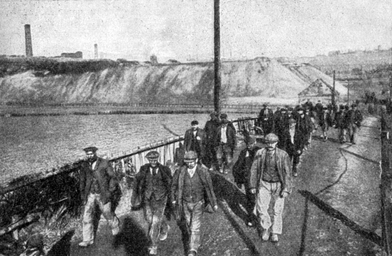 Забастовавшие шахтеры покидают шахты. Уэльс. Фотография.   1912  г.