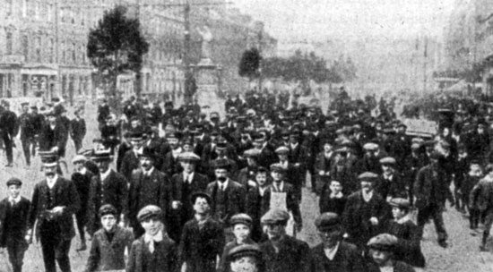 Бастующие трамвайщики на улицах Дублина. Фотография. 1913 г.
